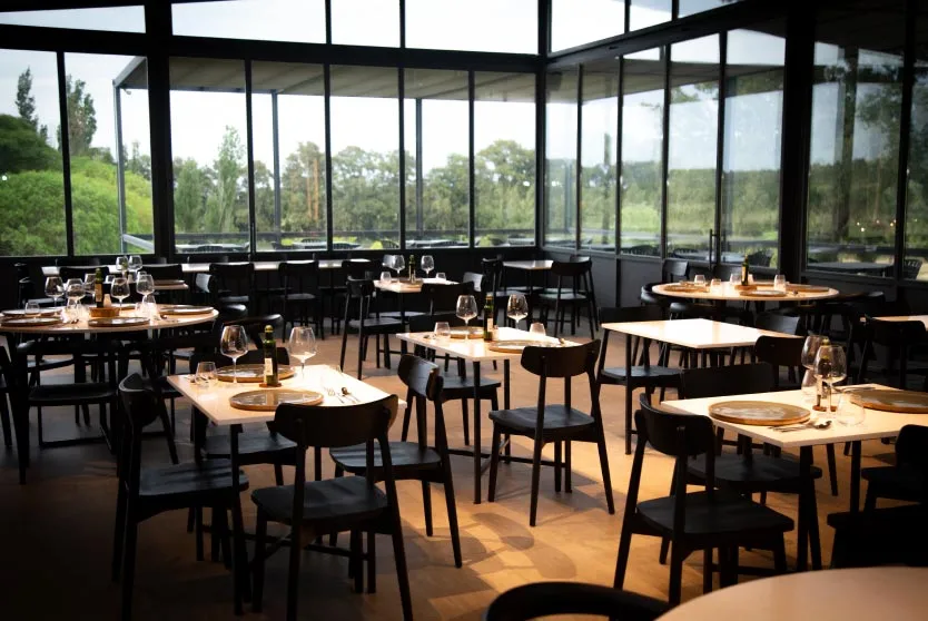 Restaurante Finca del Sacramento vista al salón comedor y ventanales